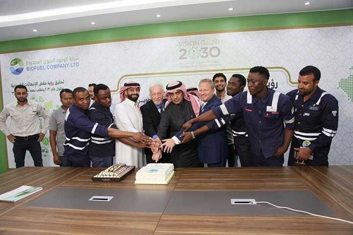 The biofuel team cutting a cake